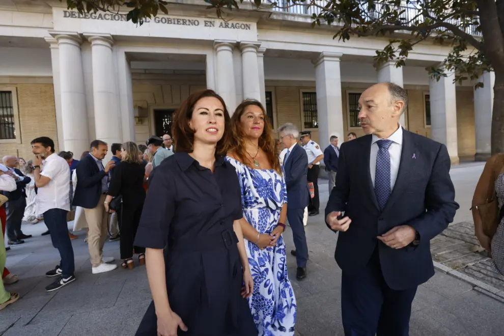 Minuto de silencio ante la Delegación del Gobierno por el asesinato de una mujer a manos de su marido en Ejea de los Caballero