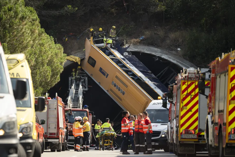 PINEDA DE MAR (BARCELONA), 16/07/2024.- Tres personas han resultado heridas críticas y una grave en el accidente de un autocar de trabajadores del grupo Inditex que ha volcado este martes a la entrada de un túnel de la C-32, a la altura de Pineda (Barcelona), donde los equipos de emergencias han asistido a un total de 52 pasajeros. Según ha informado el Sistema de Emergencias Médicas (SEM), los tres heridos críticos han sido evacuados en helicópteros medicalizados a los hospitales Vall d'Hebron de Barcelona, Germans Trias i Pujol de Badalona (Barcelona) y Josep Trueta de Girona. Según el SEM, otra persona ha resultado herida grave y ha sido evacuada al Hospital de Blanes (Girona). Asimismo, otras cuatro personas han sufrido lesiones menos graves y han sido evacuadas una al Hospital de Blanes (Girona) y tres al centro de urgencias de atención primaria de Mataró (Barcelona).-EFE/ David Borrat ESPAÑA ACCIDENTE AUTOCAR