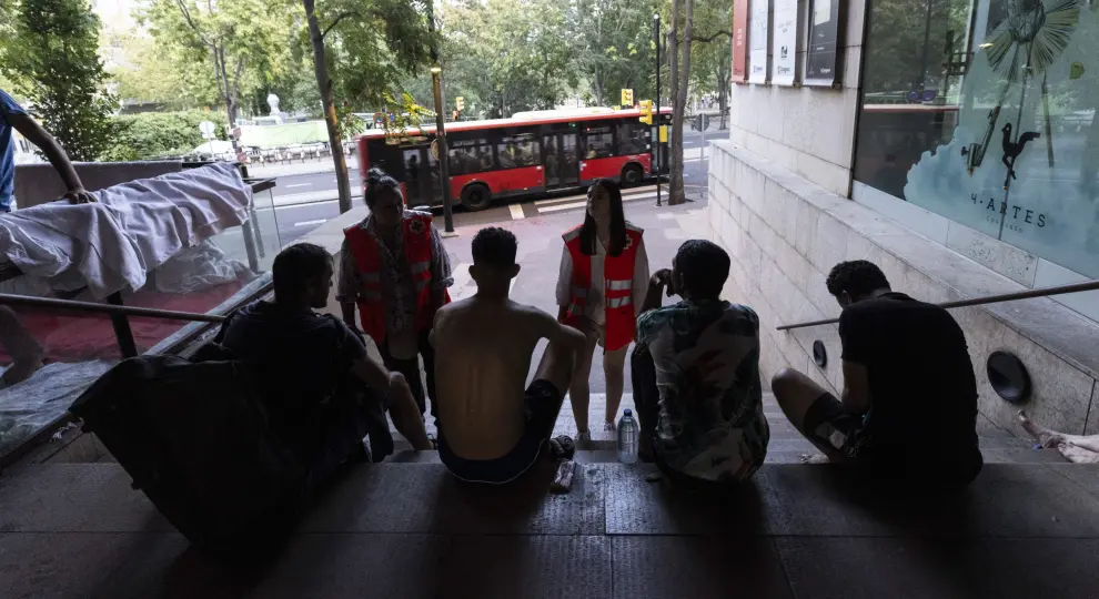 Cruz Roja atiende a personas sin hogar durante la ola de calor.