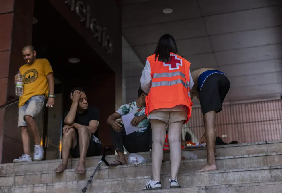 Una trabajadora social y un equipo de entre tres y ocho voluntarios patrullan cada noche las calles de Zaragoza con el objetivo de ayudar a quienes duermen al raso a sobrellevar las condiciones extremas, como la anunciada ola de calor que afecta a Aragón desde el pasado jueves.