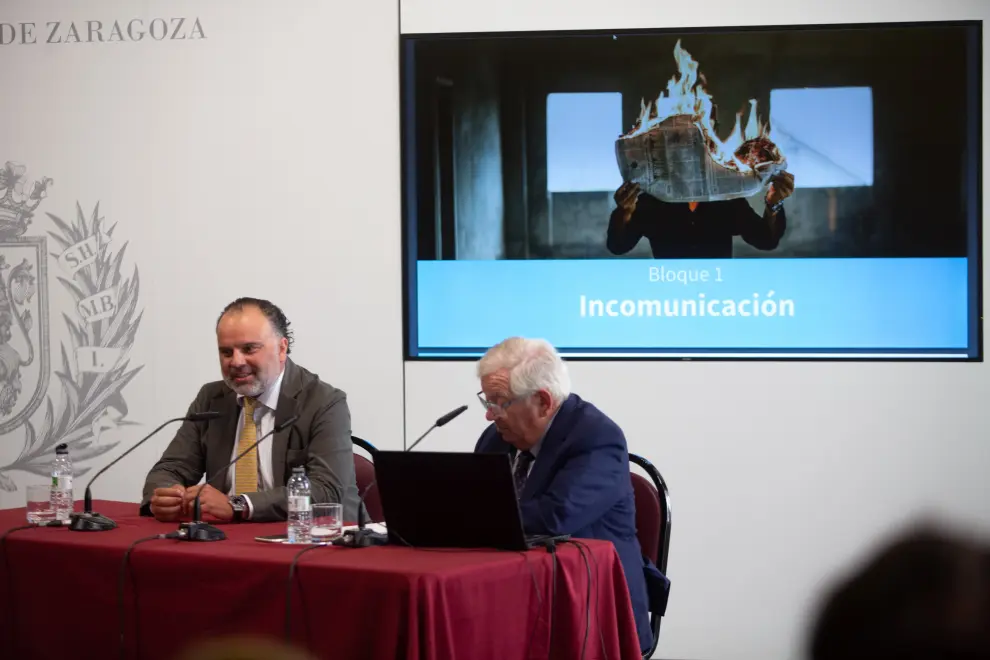 Foro sobre comunicación organizado por Periodismo 2030 en el Ayuntamiento de Zaragoza, con Fernando Jáuregui y Fernando de Yarza, entre otros