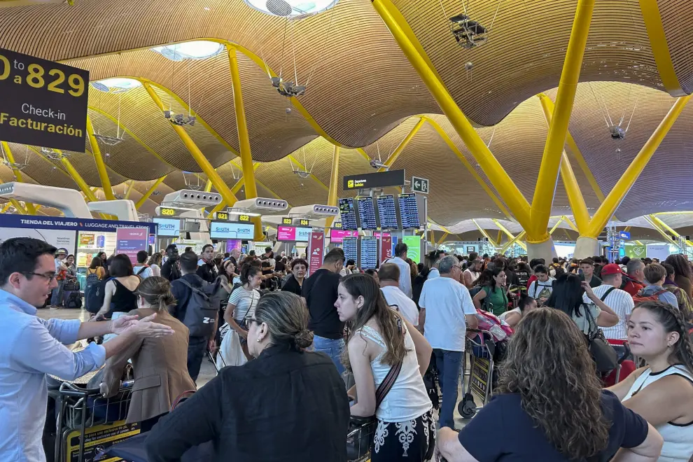 Colas en el Aeropuerto Adolfo Suárez de Madrid por los retrasos causados por fallo del sistema de Microsoft.
