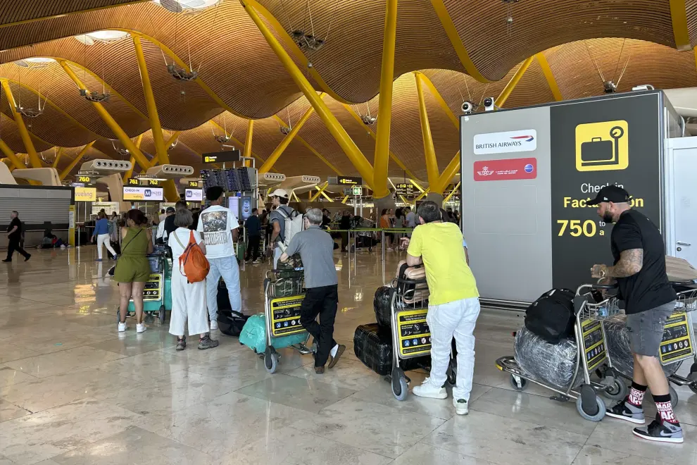 Colas en el Aeropuerto Adolfo Suárez de Madrid por los retrasos causados por fallo del sistema de Microsoft.