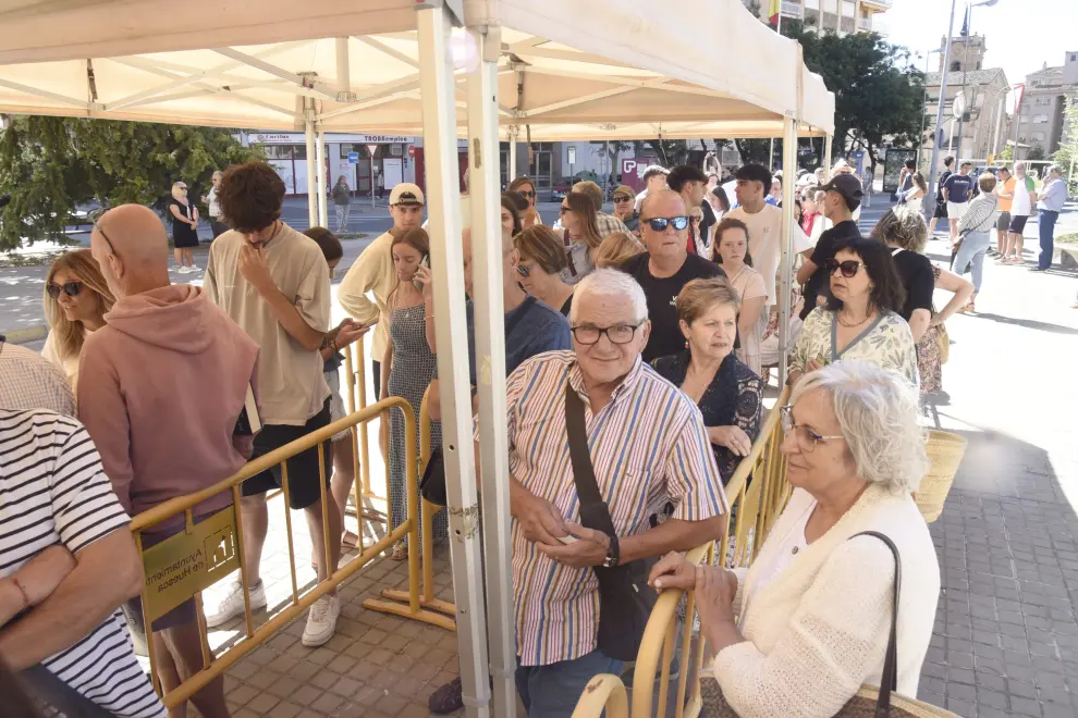 Cientos de aficionados se han acercado este lunes a las taquillas de la plaza de toros de Huesca.