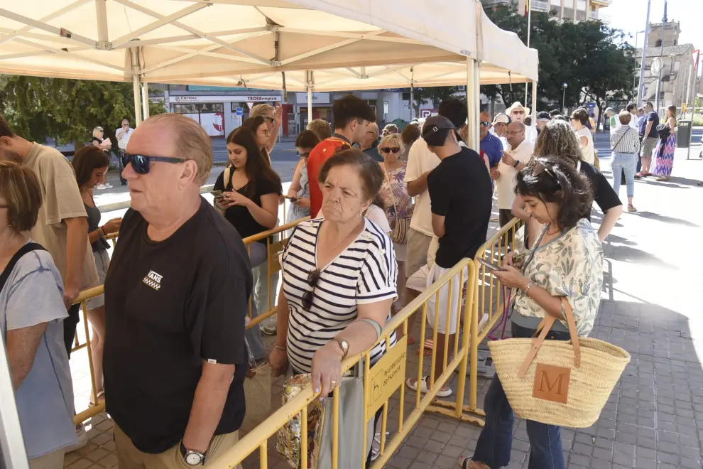 Cientos de aficionados se han acercado este lunes a las taquillas de la plaza de toros de Huesca.