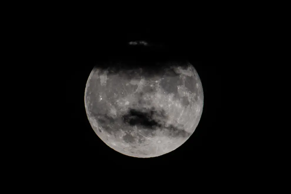 MADRID, 21/07/2024.- Imagen de la luna llena vista ayer domingo desde Madrid en la que se conoce como ´Luna del Ciervo´, la primera luna llena del verano donde se puede observar al astro más grande y brillante de lo normal. EFE / Fernando Villar.
