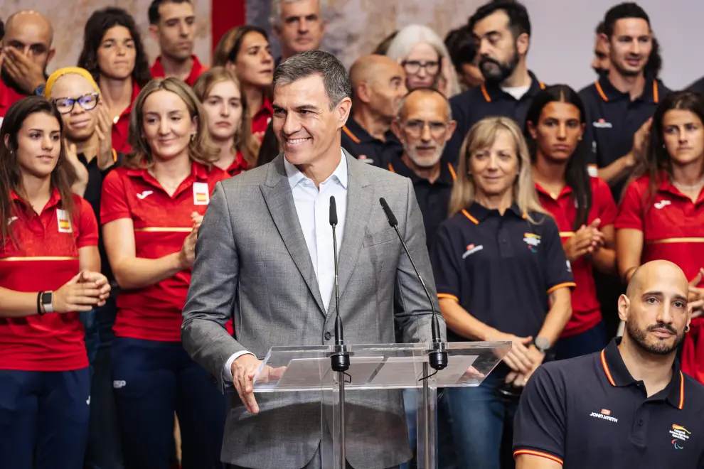 Pedro Sánchez recibe en La Moncloa a los deportistas olímpicos y paralímpicos antes de que viajen a París.