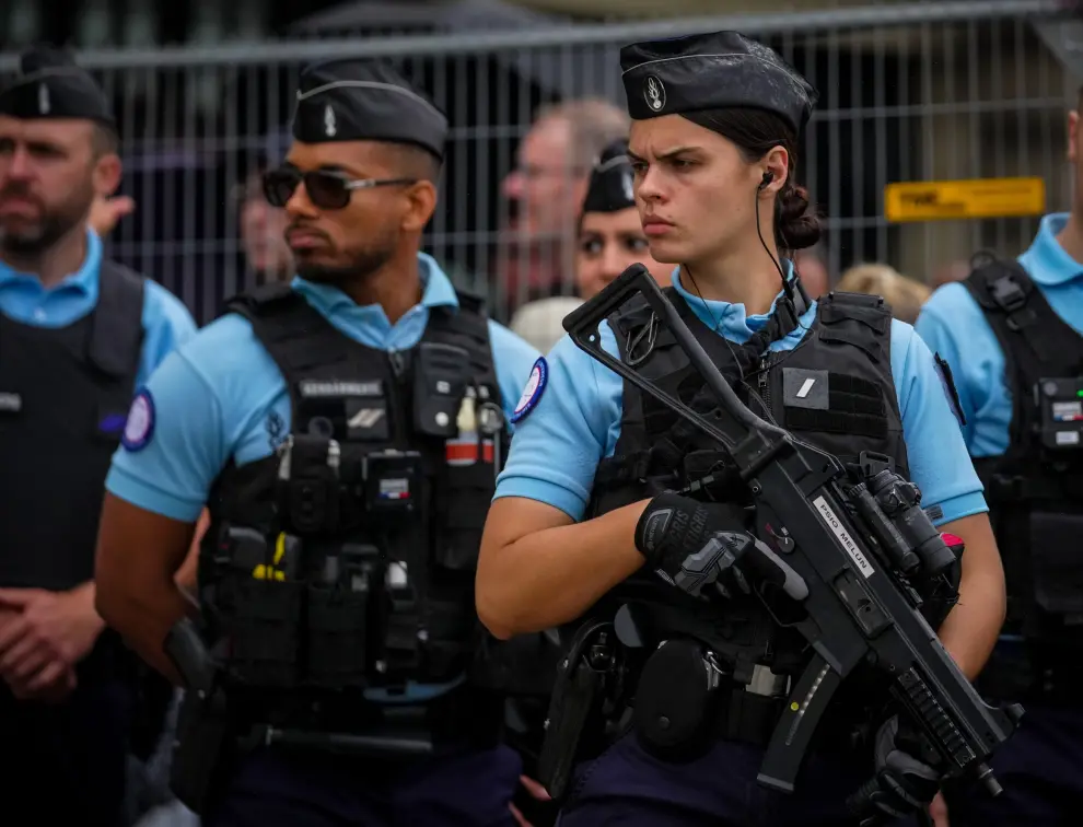 Gran despliegue policial para mantener la seguridad durante el evento inaugural.