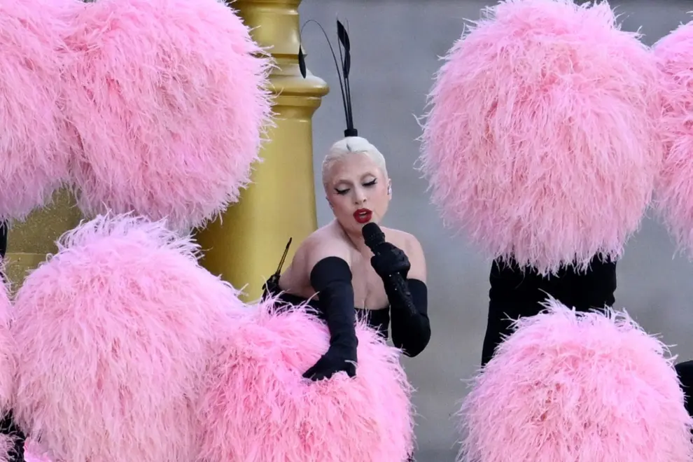 Lady Gaga actúa a los pies del río Sena en la ceremonia inaugural