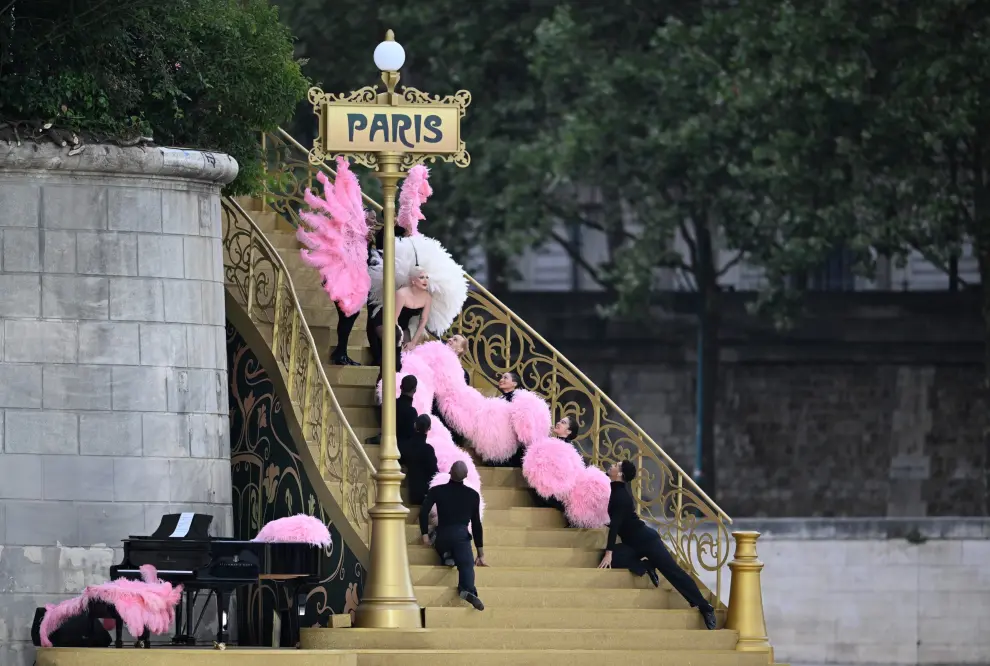 Lady Gaga actúa a los pies del río Sena en la ceremonia inaugural