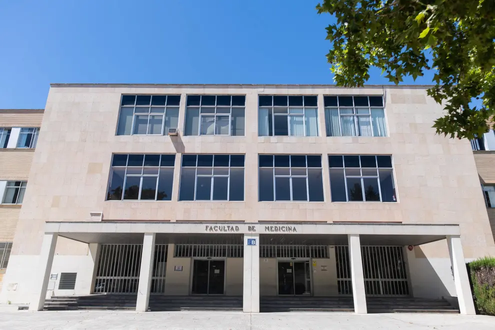 Algunos de los rincones de la Facultad de Medicina de Zaragoza, que se someterá a una reforma y ampliación.