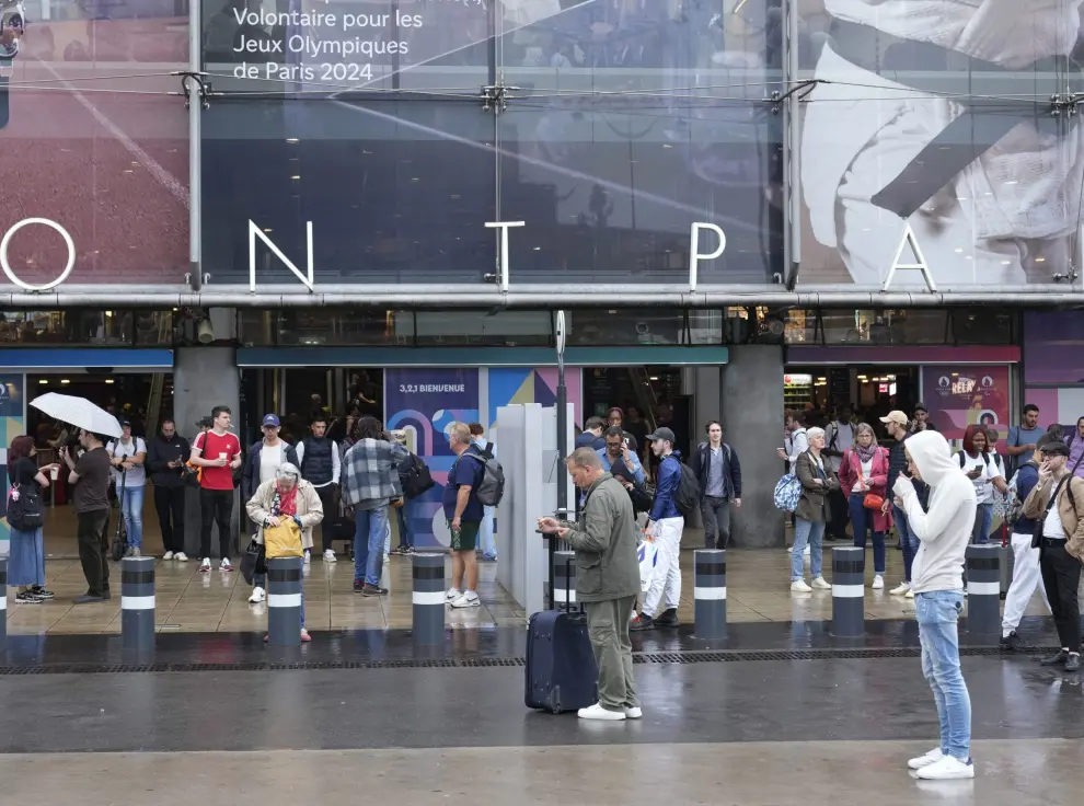 Viajeros afectados en París por el sabotaje a la red de trenes de alta velocidad de Francia el día de la inauguración de los Juegos Olímpicos.