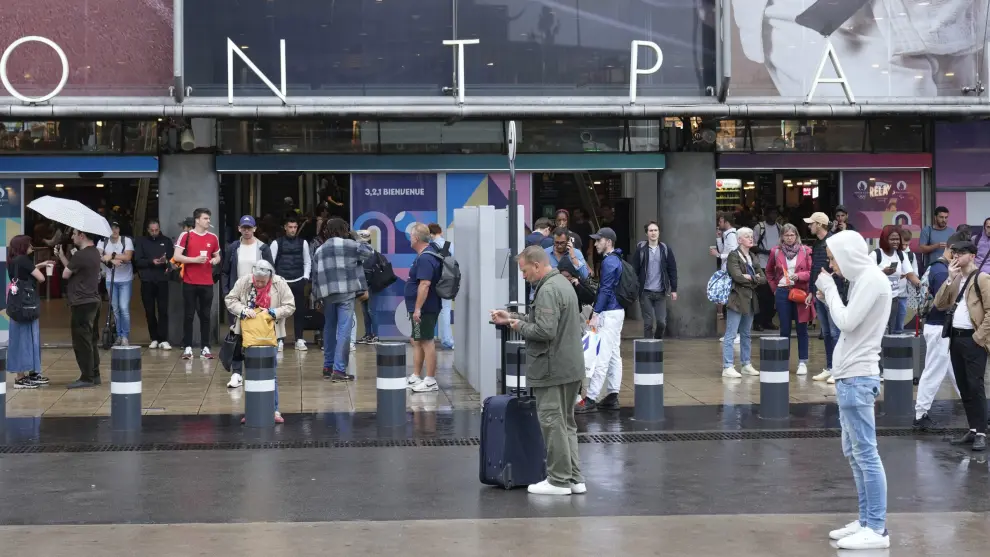 Viajeros afectados en París por el sabotaje a la red de trenes de alta velocidad de Francia el día de la inauguración de los Juegos Olímpicos.
