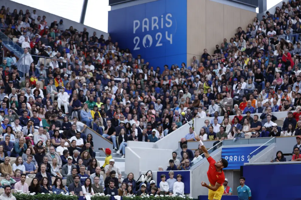 PARÍS, 27/07/2024.- El tenista español Carlos Alcaraz realiza un saque durante su partido ante el libanés Hady Habib, correspondiente a la primera ronda individual masculino de tenis de los Juegos Olímpicos de París 2024 este sábado en París. EFE/ Juanjo Martín
