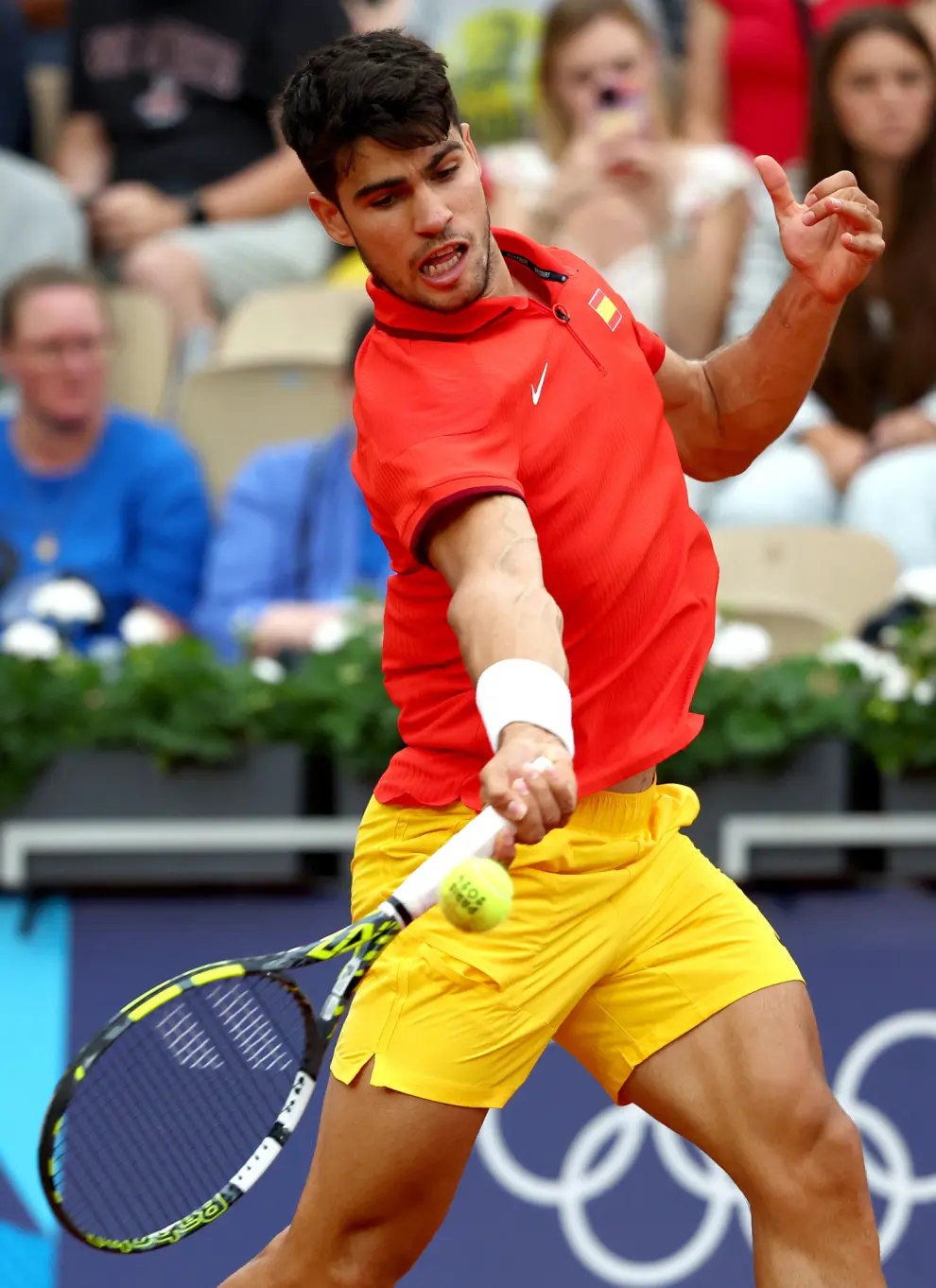 Paris (France), 27/07/2024.- Carlos Alcaraz of Spain in action during his Men's Singles first round match against Hady Habib of Lebanon at the Tennis competitions in the Paris 2024 Olympic Games, at the Roland Garros in Paris, France, 27 July 2024. (Tenis, Francia, Líbano, España) EFE/EPA/DIVYAKANT SOLANKI
