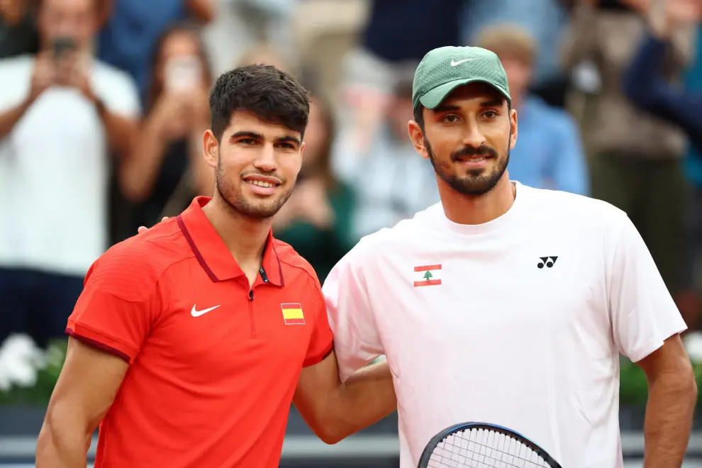 Paris (France), 27/07/2024.- Carlos Alcaraz (L) of Spain and Hady Habib of Lebanon pose for a photograph during their Men's Singles first round match at the Tennis competitions in the Paris 2024 Olympic Games, at the Roland Garros in Paris, France, 27 July 2024. (Tenis, Francia, Líbano, España) EFE/EPA/DIVYAKANT SOLANKI
