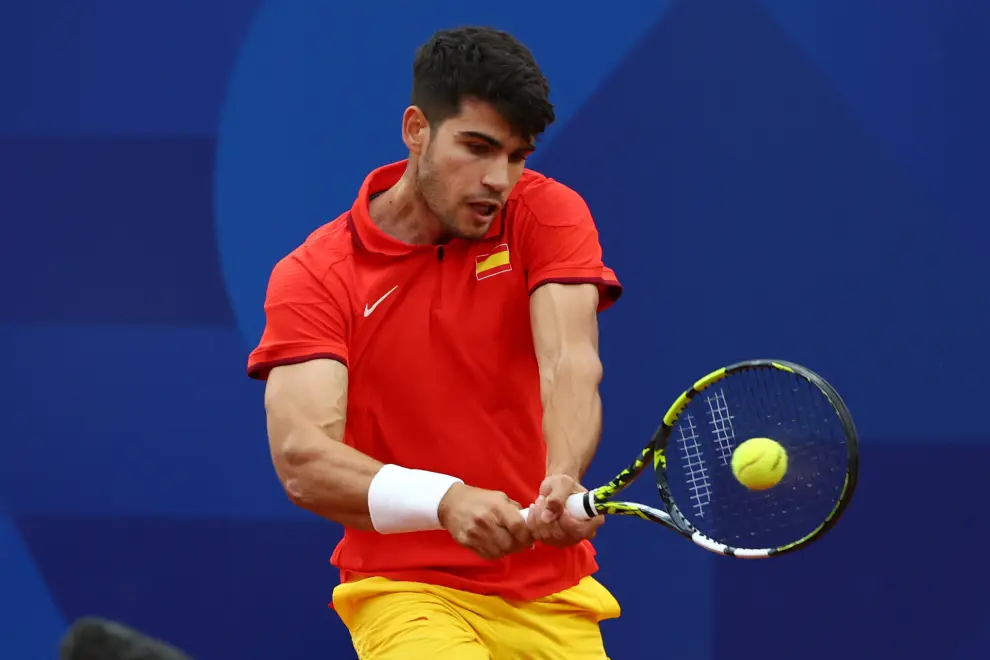Paris (France), 27/07/2024.- Carlos Alcaraz of Spain in action during his Men's Singles first round match against Hady Habib of Lebanon at the Tennis competitions in the Paris 2024 Olympic Games, at the Roland Garros in Paris, France, 27 July 2024. (Tenis, Francia, Líbano, España) EFE/EPA/DIVYAKANT SOLANKI