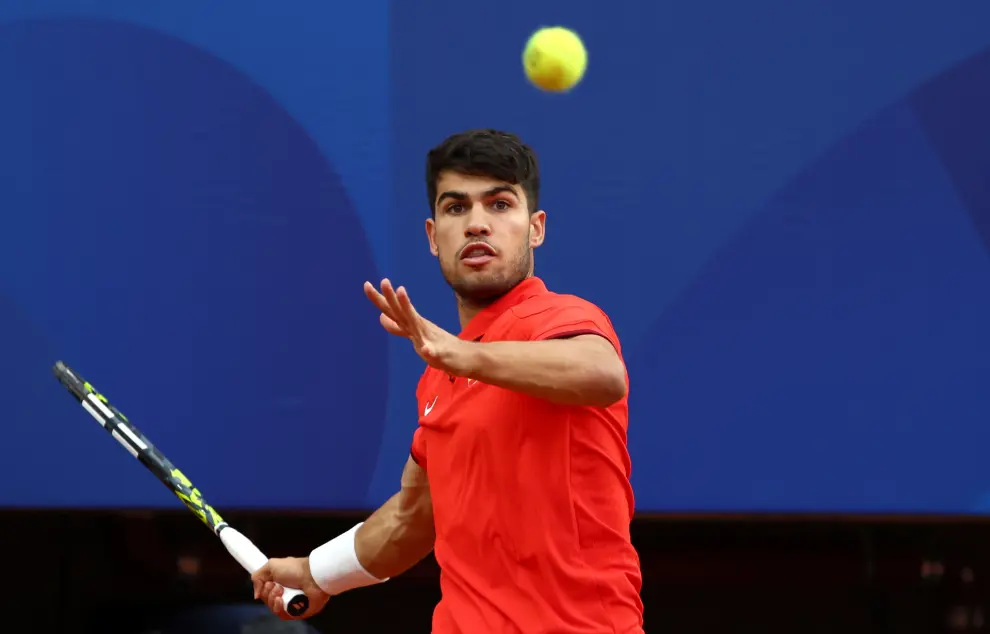 Paris (France), 27/07/2024.- Carlos Alcaraz of Spain in action during his Men's Singles first round match against Hady Habib of Lebanon at the Tennis competitions in the Paris 2024 Olympic Games, at the Roland Garros in Paris, France, 27 July 2024. (Tenis, Francia, Líbano, España) EFE/EPA/DIVYAKANT SOLANKI
