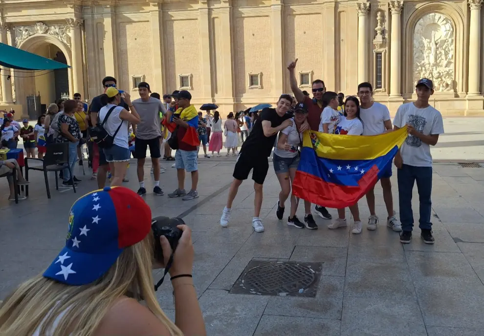 Concentración de venezolanos en la plaza del Pilar de Zaragoza