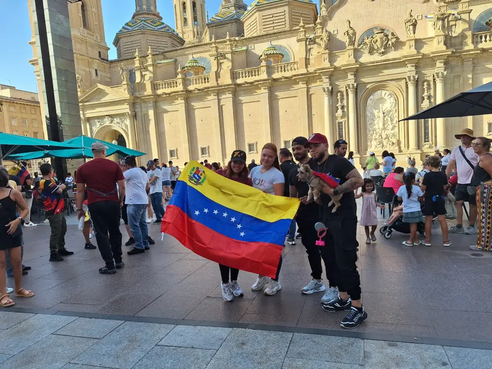 Concentración de venezolanos en la plaza del Pilar de Zaragoza