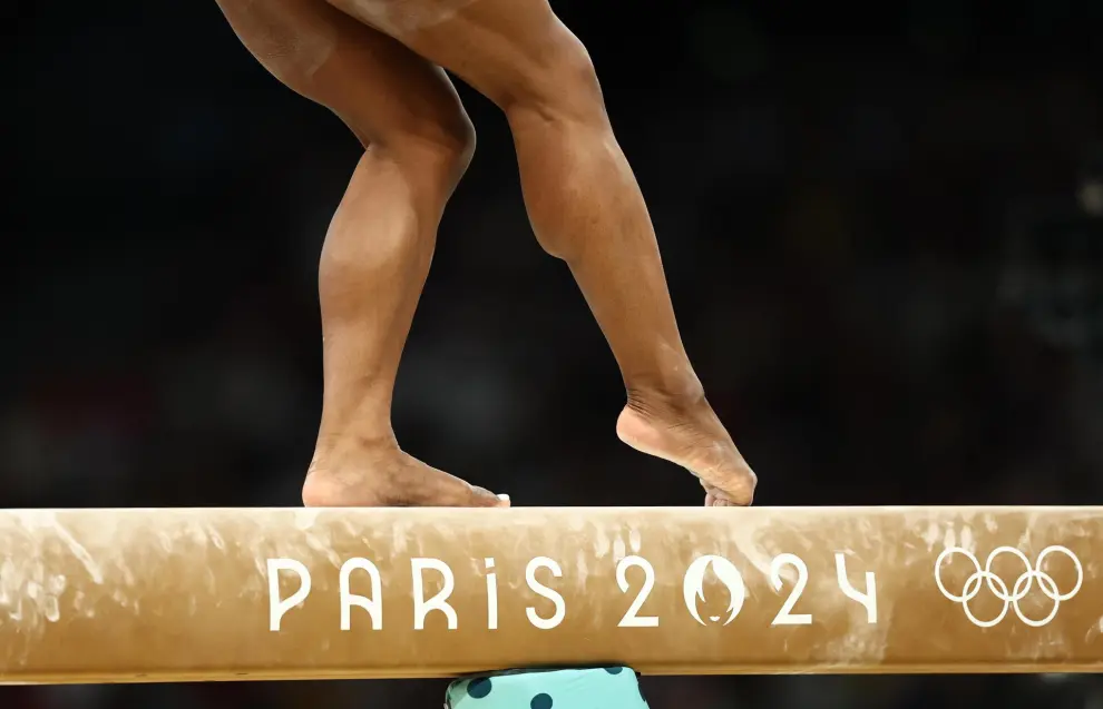 Paris (France), 28/07/2024.- Simone Biles of USA performs on the Balance Beam during the Women's Qualification of the Artistic Gymnastics competitions in the Paris 2024 Olympic Games, at the Bercy Arena in Paris, France, 28 July 2024. (Francia) EFE/EPA/ANNA SZILAGYI
