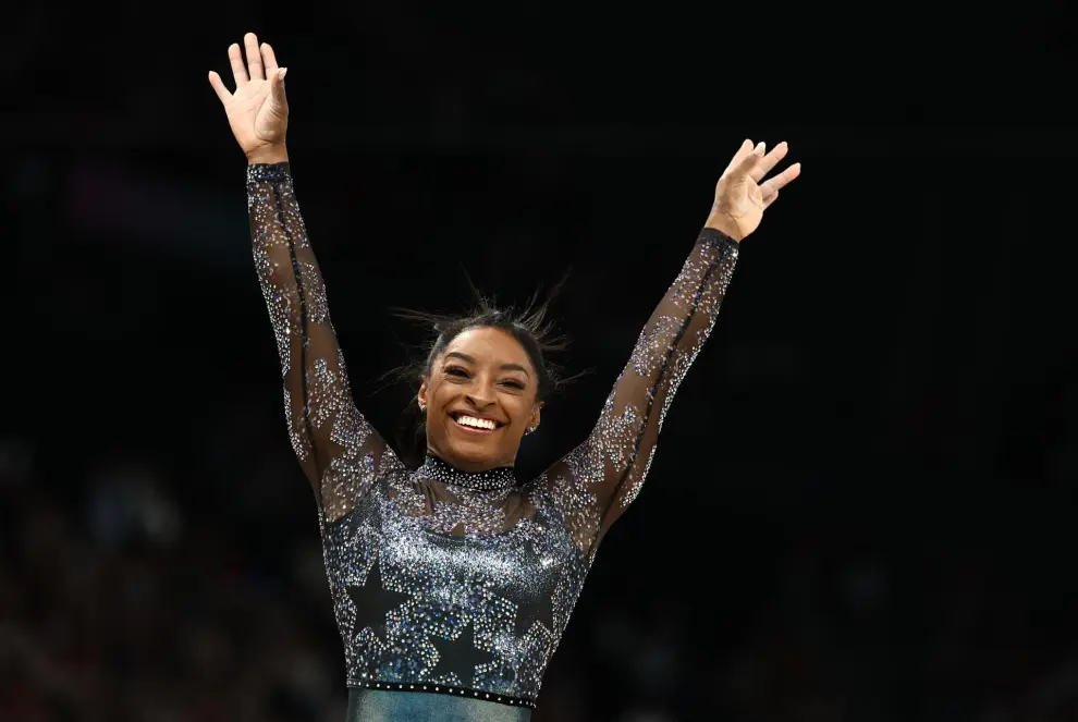 Paris (France), 28/07/2024.- Simone Biles of USA reacts after performing on the Balance Beam during the Women's Qualification of the Artistic Gymnastics competitions in the Paris 2024 Olympic Games, at the Bercy Arena in Paris, France, 28 July 2024. (Francia) EFE/EPA/ANNA SZILAGYI
