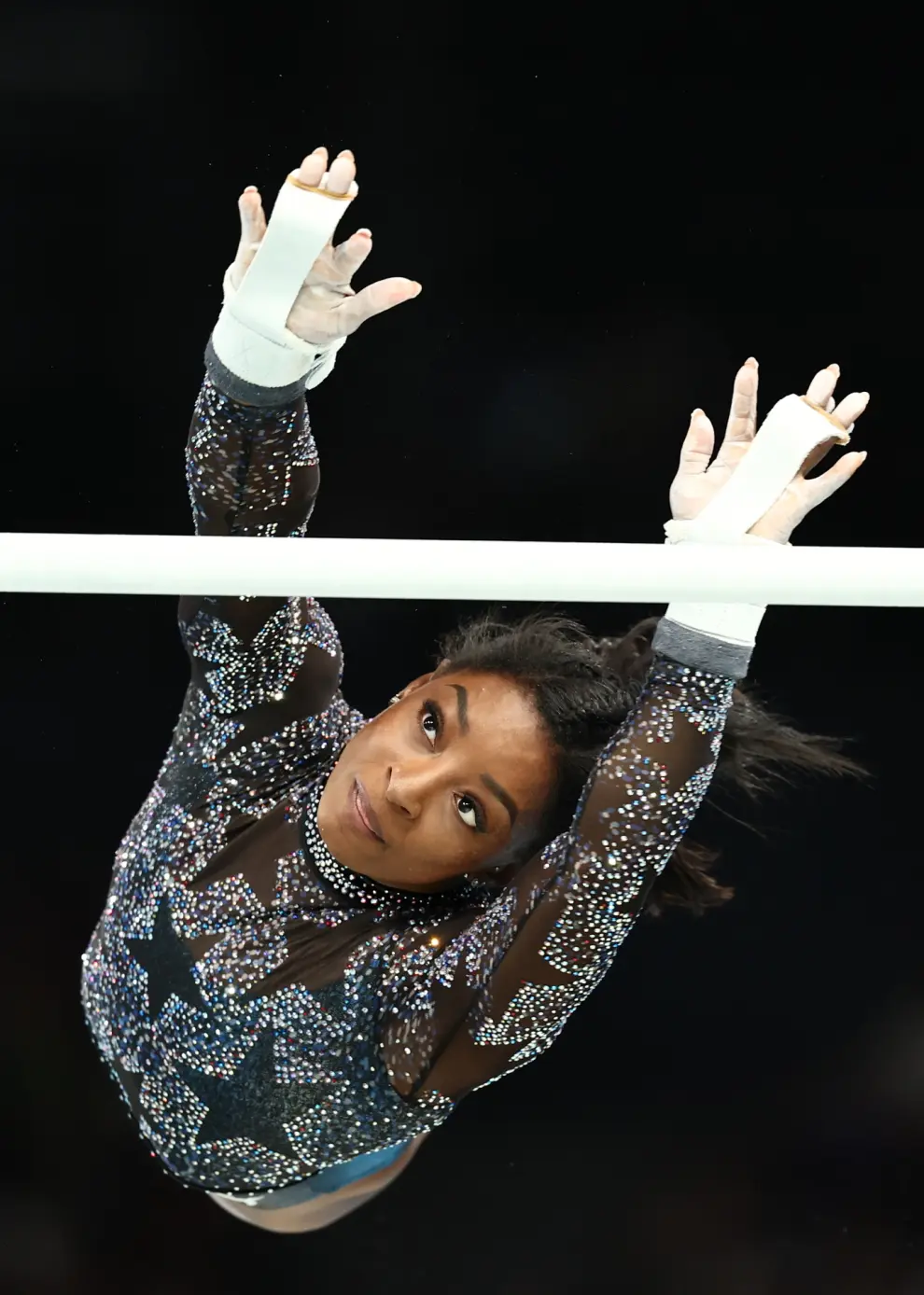 Paris (France), 28/07/2024.- Simone Biles of USA performs on the Uneven Bars at the Women's Qualification of the Artistic Gymnastics competitions in the Paris 2024 Olympic Games, at the Bercy Arena in Paris, France, 28 July 2024. (Francia) EFE/EPA/ANNA SZILAGYI
