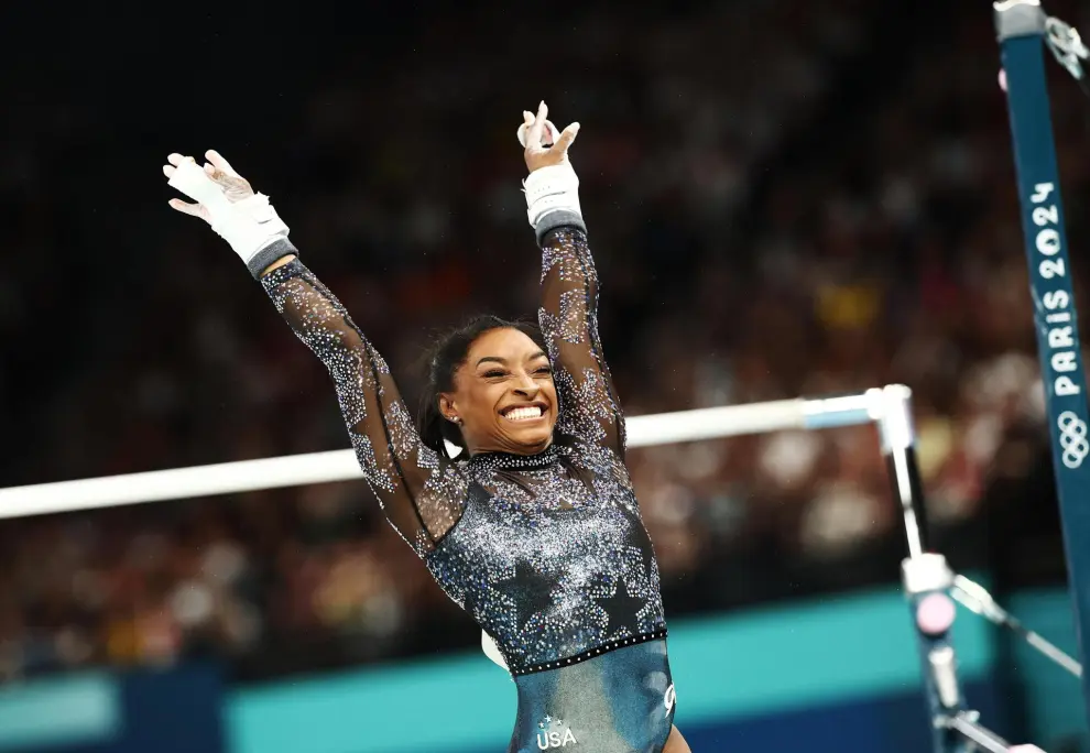 Paris (France), 28/07/2024.- Simone Biles of USA reacts after performing on the Uneven Bars at the Women's Qualification of the Artistic Gymnastics competitions in the Paris 2024 Olympic Games, at the Bercy Arena in Paris, France, 28 July 2024. (Francia) EFE/EPA/ANNA SZILAGYI
