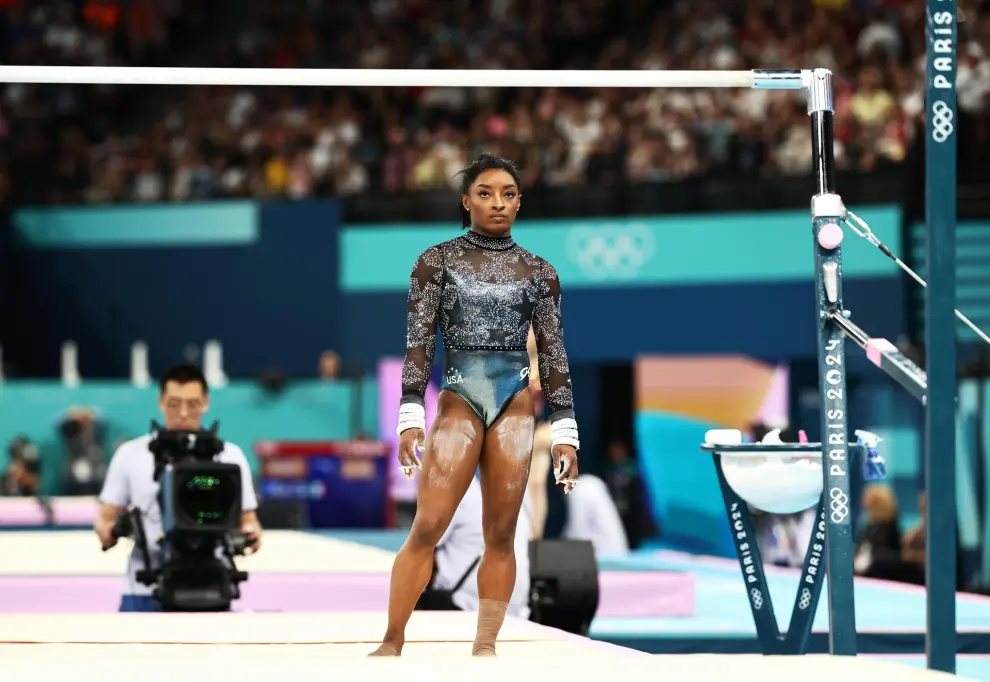 Paris (France), 28/07/2024.- Simone Biles of USA prepares to perform on the Uneven Bars at the Women's Qualification of the Artistic Gymnastics competitions in the Paris 2024 Olympic Games, at the Bercy Arena in Paris, France, 28 July 2024. (Francia) EFE/EPA/ANNA SZILAGYI
