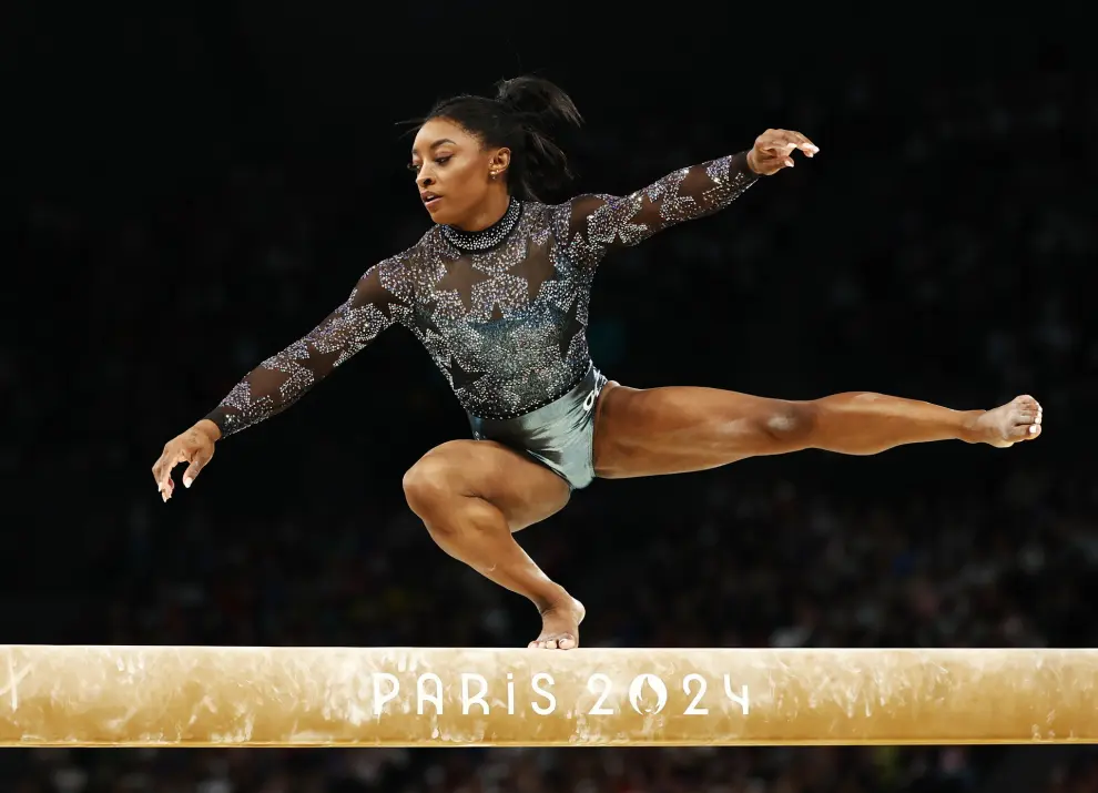 Paris (France), 28/07/2024.- Simone Biles of USA performs on the Balance Beam during the Women's Qualification of the Artistic Gymnastics competitions in the Paris 2024 Olympic Games, at the Bercy Arena in Paris, France, 28 July 2024. (Francia) EFE/EPA/ANNA SZILAGYI
