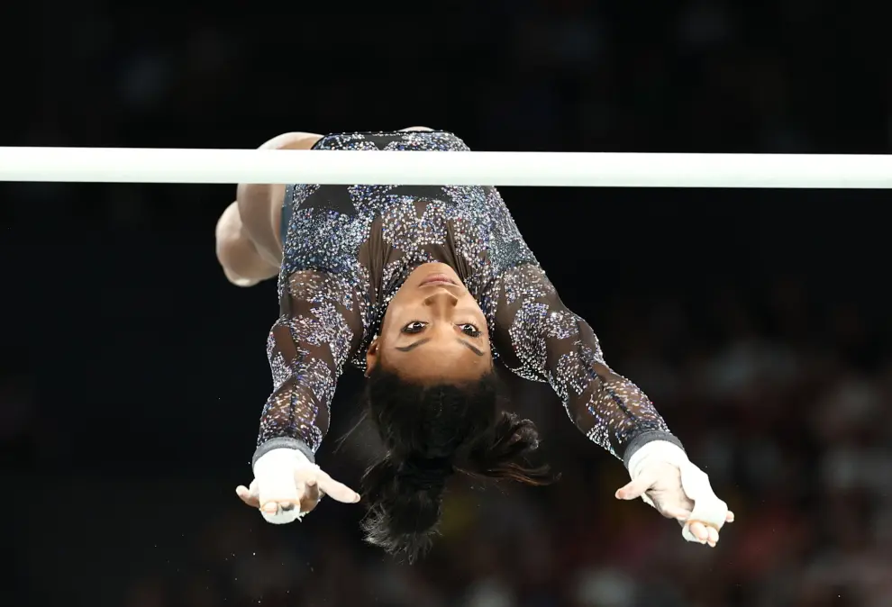 Paris (France), 28/07/2024.- Simone Biles of USA performs on the Uneven Bars at the Women's Qualification of the Artistic Gymnastics competitions in the Paris 2024 Olympic Games, at the Bercy Arena in Paris, France, 28 July 2024. (Francia) EFE/EPA/ANNA SZILAGYI
