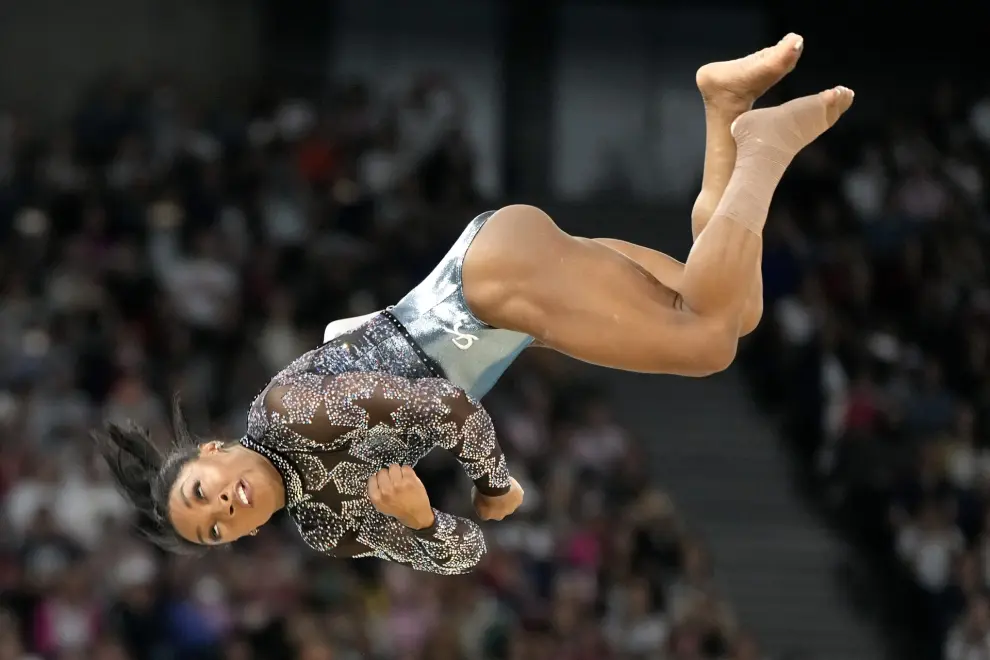 Simone Biles, of United States, competes on the floor exercise during a women's artistic gymnastics qualification round at Bercy Arena at the 2024 Summer Olympics, Sunday, July 28, 2024, in Paris, France. (AP Photo/Charlie Riedel)