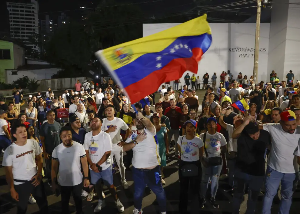 Venezolanos de todos los países viven la noche electoral en las calles