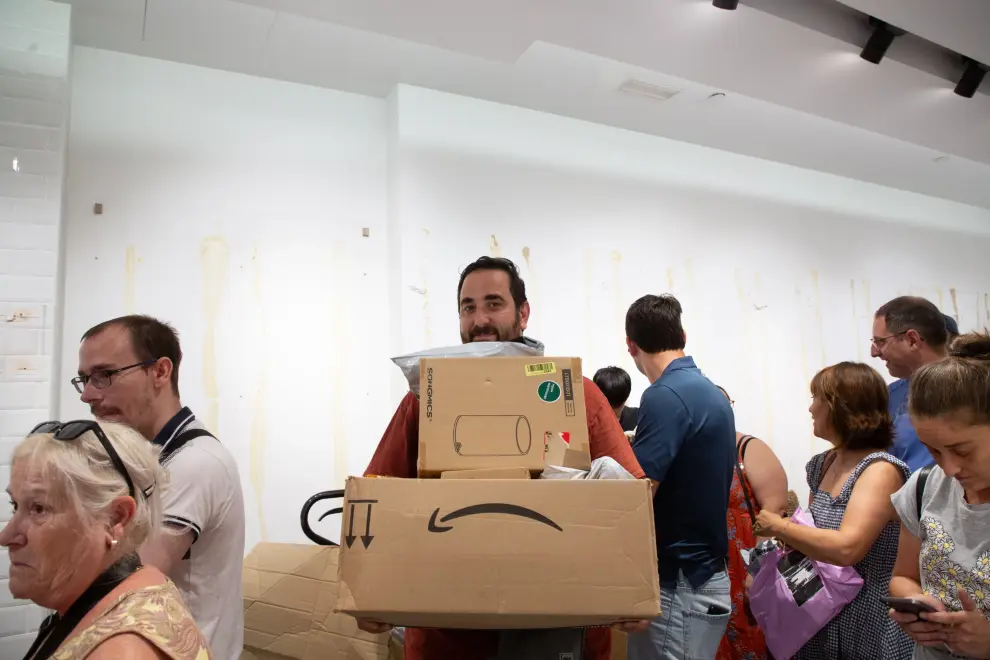 Gran cantidad de gente ha acudido a "probar suerte" en la venta de paquetes sorpresa de Amazon