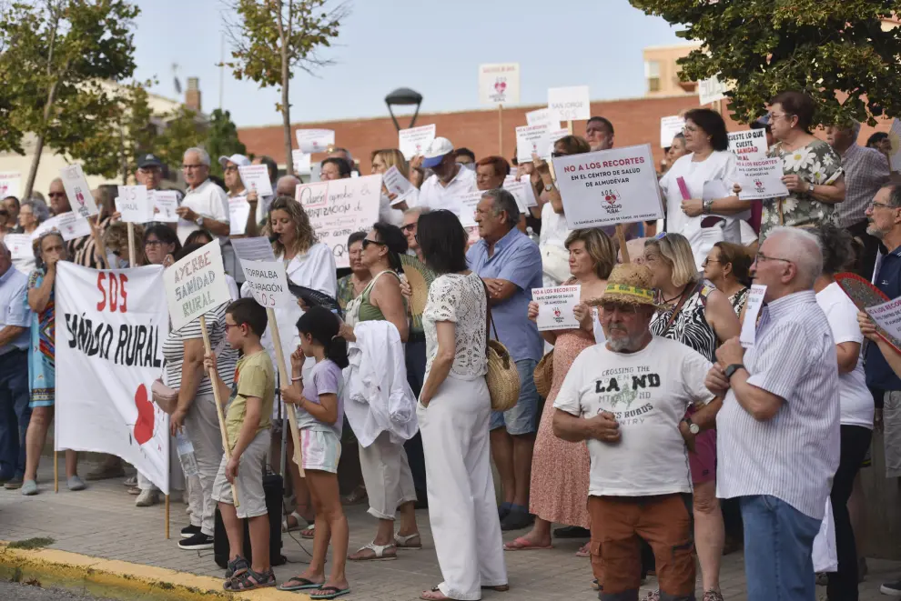 Una 400 personas de las zonas de salud de Almudévar, con el apoyo de vecinos de la zona de Ayerbe, han denunciado las consecuencias de la eliminación de dos plazas de Medicina.