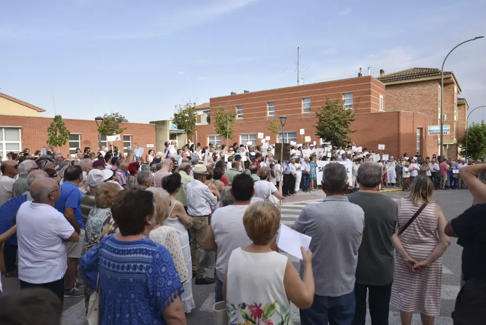 Una 400 personas de las zonas de salud de Almudévar, con el apoyo de vecinos de la zona de Ayerbe, han denunciado las consecuencias de la eliminación de dos plazas de Medicina.
