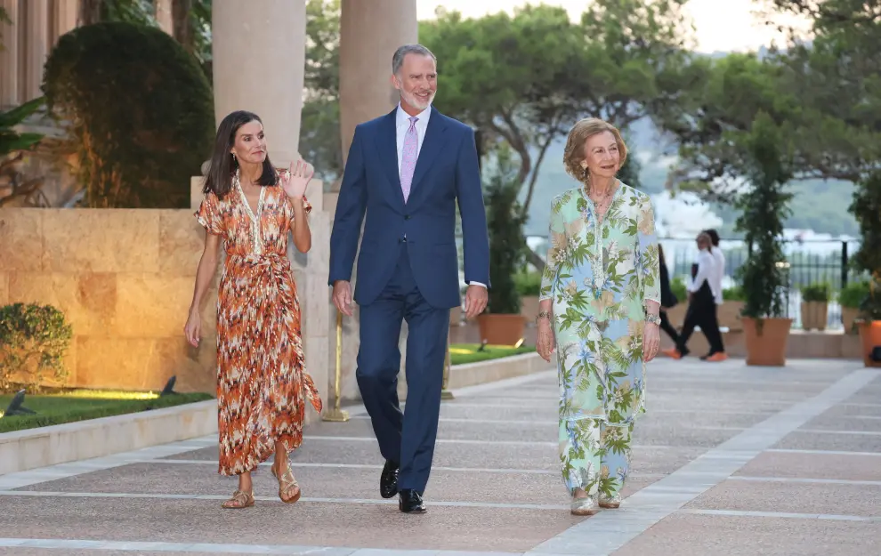 Los reyes Felipe VI y Letizia, y la reina Sofía durante la recepción con representantes de la sociedad balear este lunes en Palma de Mallorca.