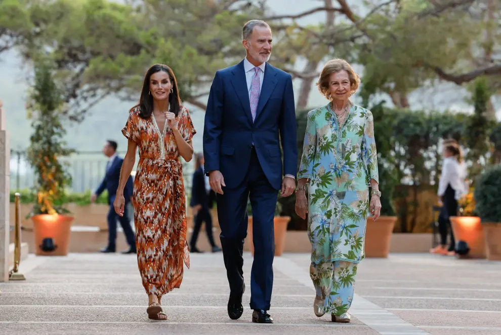 Los reyes Felipe VI y Letizia, y la reina Sofía durante la recepción con representantes de la sociedad balear este lunes en Palma de Mallorca.