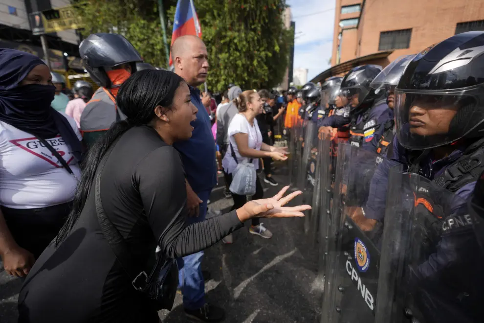 Protesters face off with police during demonstrations against the official election results declaring President Nicolas Maduros reelection, the day after the vote in Caracas, Venezuela, Monday, July 29, 2024. (AP Photo/Fernando Vergara)..Associated Press/LaPresse [[[AP/LAPRESSE]]]
