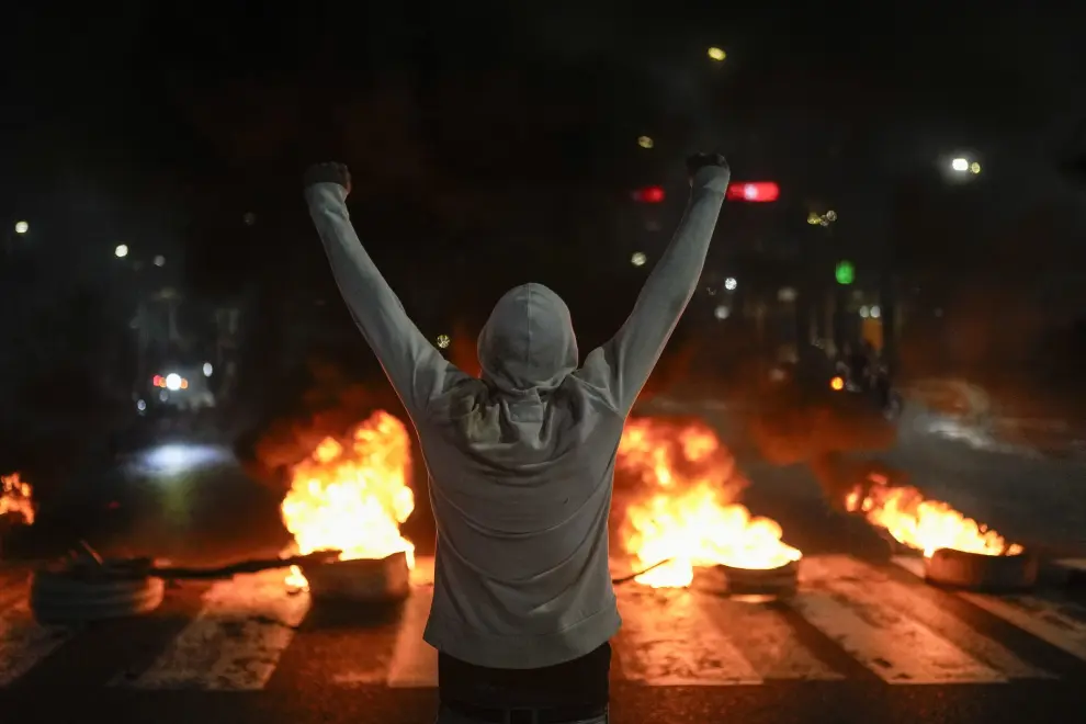 Police block protesters during demonstrations against the official election results declaring President Nicolas Maduros reelection, the day after the vote at a highway in Caracas, Venezuela, Monday, July 29, 2024. (AP Photo/Fernando Vergara)..Associated Press/LaPresse [[[AP/LAPRESSE]]]