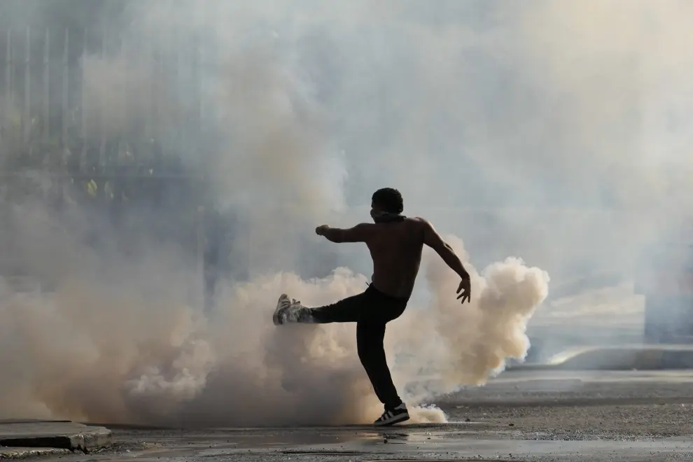 A protester runs as police throw gas during demonstrations against the official election results declaring President Nicolas Maduros reelection, the day after the vote in Caracas, Venezuela, Monday, July 29, 2024. (AP Photo/Matias Delacroix)..Associated Press/LaPresse [[[AP/LAPRESSE]]]
