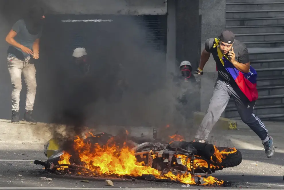 Protesters demonstrate against the official election results declaring President Nicolas Maduro won reelection in the Catia neighborhood of Caracas, Venezuela, Monday, July 29, 2024, the day after the vote. (AP Photo/Cristian Hernandez)..Associated Press/LaPresse [[[AP/LAPRESSE]]]