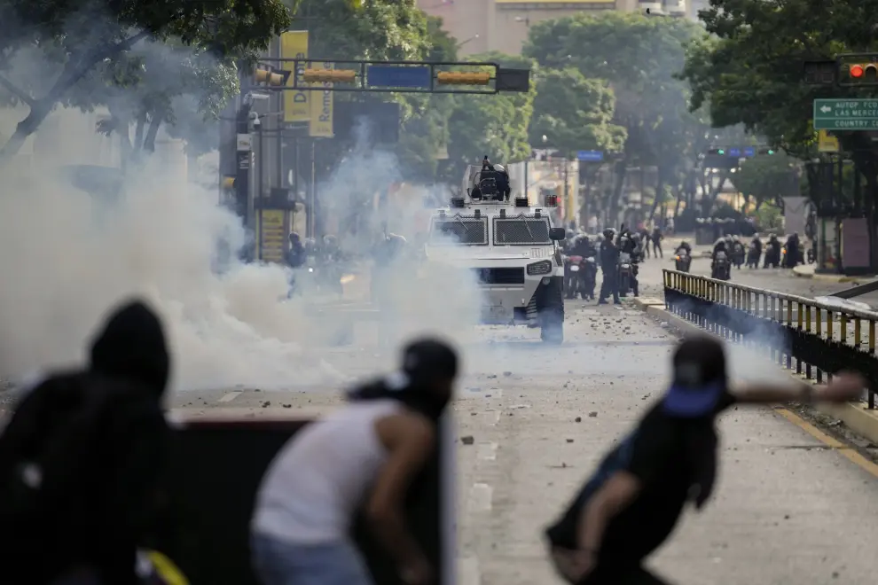 Protesters demonstrate against the official election results declaring President Nicolas Maduros reelection, the day after the vote in Valencia, Venezuela, Monday, July 29, 2024. (AP Photo/Jacinto Oliveros)..Associated Press/LaPresse [[[AP/LAPRESSE]]]