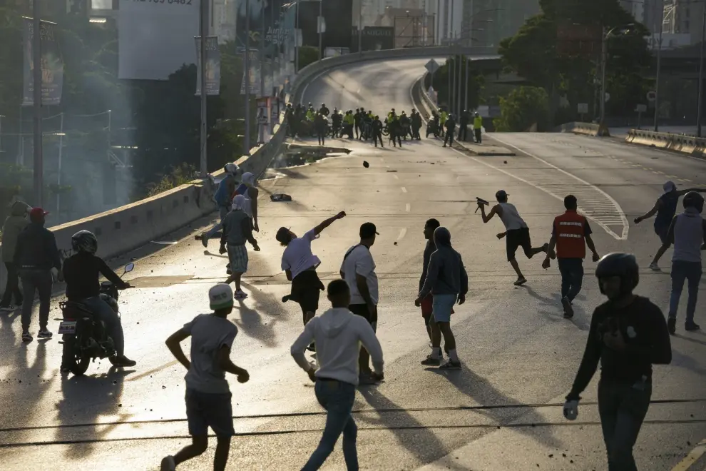 Protesters clash with police during demonstrations against the official election results declaring President Nicolas Maduros reelection, the day after the vote in Caracas, Venezuela, Monday, July 29, 2024. (AP Photo/Matias Delacroix)..Associated Press/LaPresse [[[AP/LAPRESSE]]]