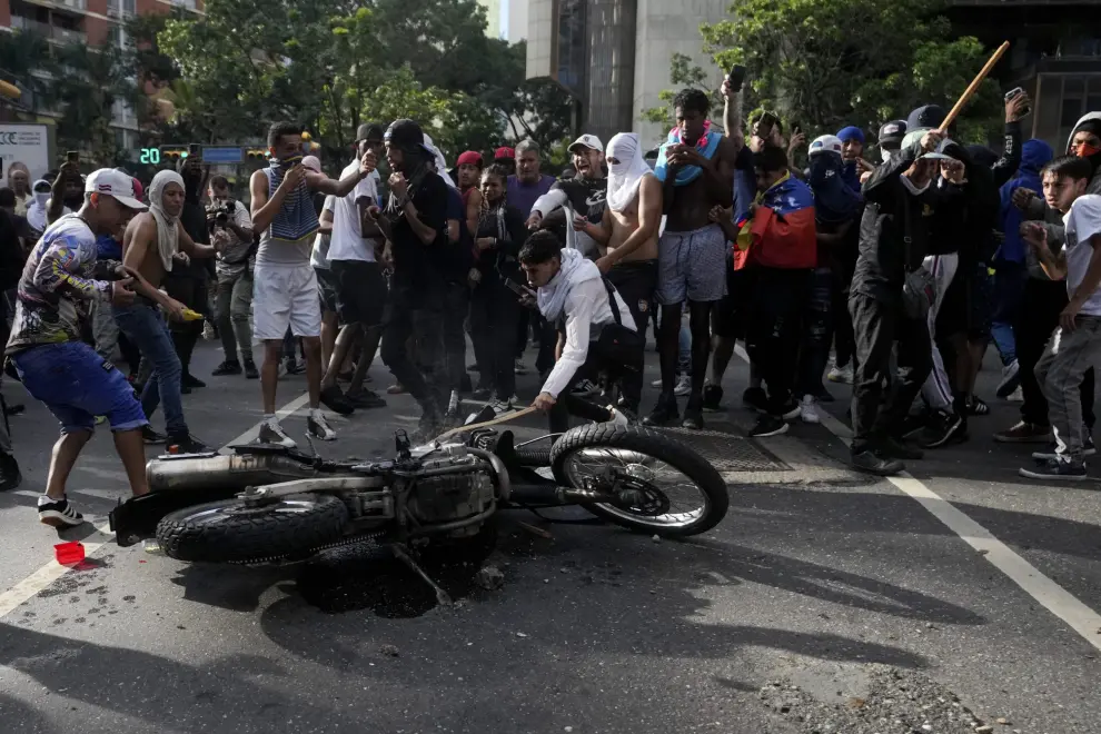 Protesters demonstrating against the official election results declaring President Nicolas Maduros reelection hurl stones at police the day after the vote in Caracas, Venezuela, Monday, July 29, 2024. (AP Photo/Matias Delacroix)..Associated Press/LaPresse [[[AP/LAPRESSE]]]