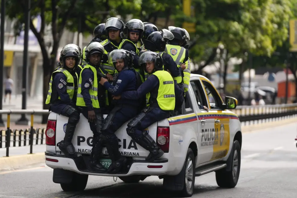 Police hurdle a gas canister at protesters demonstrating against the official election results declaring President Nicolas Maduros reelection, the day after the vote in Caracas Venezuela, Monday, July 29, 2024. (AP Photo/Matias Delacroix)..Associated Press/LaPresse [[[AP/LAPRESSE]]]