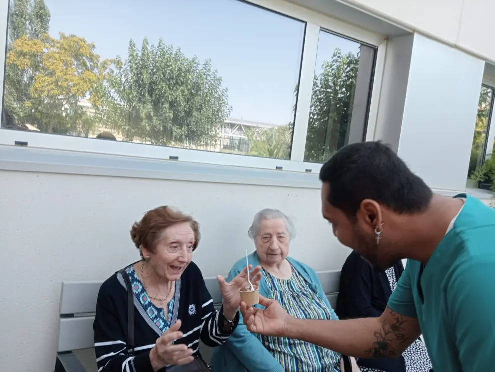 Usuarios de la residencia de personas mayores de Betania Escolapios, en distintas actividades programadas este verano.