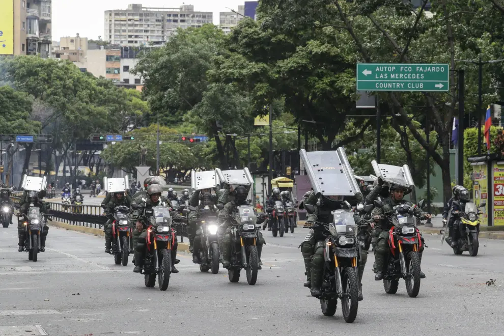 AME6598. CARACAS (VENEZUELA), 30/07/2024.- Integrantes de la Guardia Nacional Bolivariana (GNB) recorren la Av. Chacaíto, este martes, en Caracas (Venezuela). Miles de venezolanos se han concentrado este martes en Caracas, en un acto convocado por la oposición mayoritaria, para rechazar por segundo día consecutivo lo que consideran es un fraude en los resultados oficiales del Consejo Nacional Electoral (CNE), que en la víspera proclamó a Nicolás Maduro como presidente reelecto con el 51,2 % de los votos. EFE/ Ronald Peña VENEZUELA CRISIS