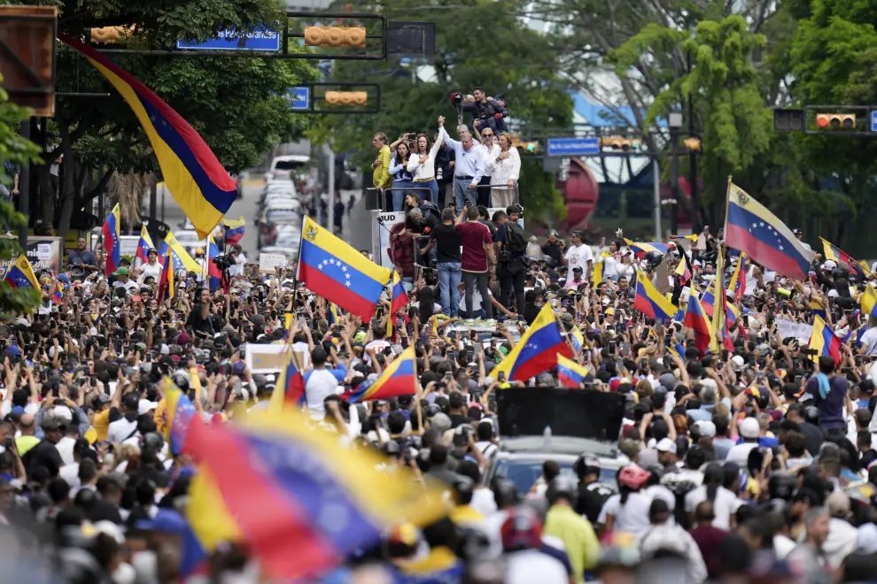 Opposition leader Maria Corina Machado and opposition candidate Edmundo Gonzalez ride atop a truck during a protest against official presidential election results declaring President Nicolas Maduro the winner in Caracas, Venezuela, Tuesday, July 30, 2024, two days after the vote. (AP Photo/Matias Delacroix) [[[AP/LAPRESSE]]]
