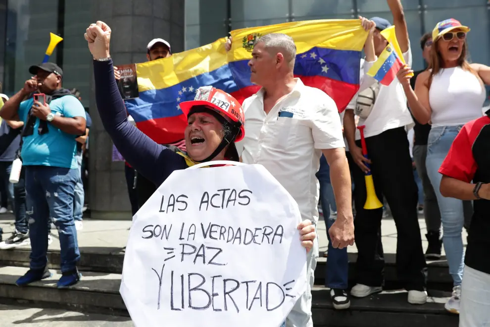 Demonstrators wave to opposition presidential candidate Edmundo Gonzalez and opposition leader Maria Corina Machado as they protest against the official election results declaring President Nicolas Maduros reelection in Caracas, Venezuela, on Tuesday, July 30, 2024, two days after the vote. (AP Photo/Cristian Hernandez) [[[AP/LAPRESSE]]]